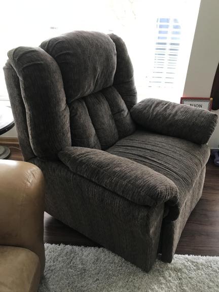 Garage sale in Elgin, Illinois of Garage Sale Showcase Member legitt. 2 items currently listed for sale.