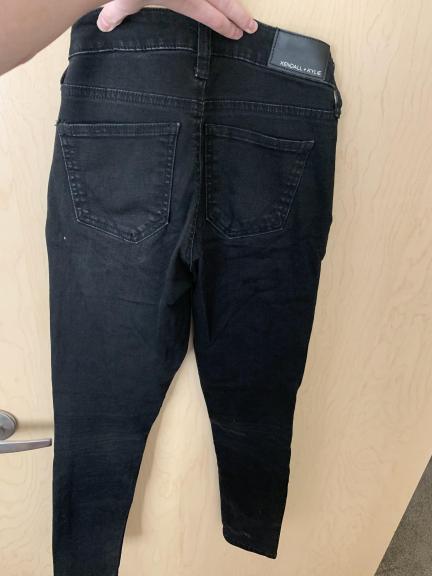 Stressed black jeans